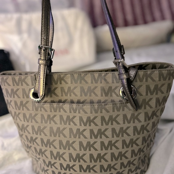 Michael Kors Jet Set Monogrammed Medium Tote. - Picture 2 of 3